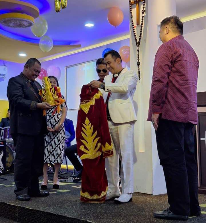 Penyematan Baju Adat Nias Kepada Anggota DPRD di Dalam Gereja Dinilai Tidak Layak dan Pantas