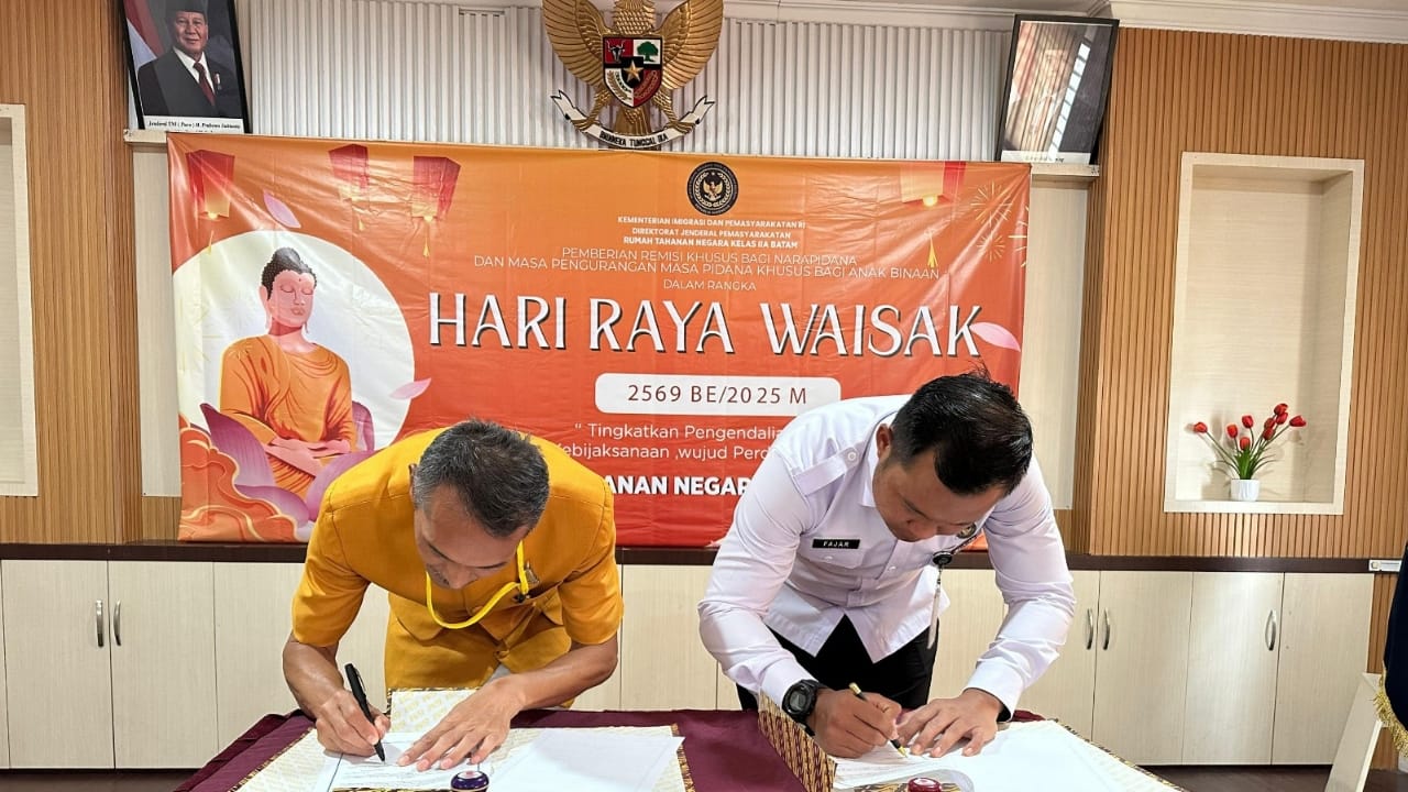 Sesi Foto Bersama Seusai Berikan Remisi Khusus Hari Raya Waisak 2025 dan Penandatangan Perjanjian Kerja Sama dengan Magabudhi Kota Batam