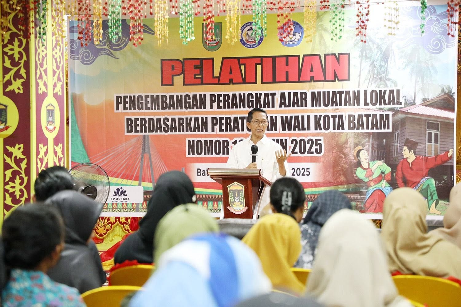 Buka Pelatihan Muatan Lokal, Amsakar Tegaskan Pentingnya Jati Diri di Tengah Arus Global