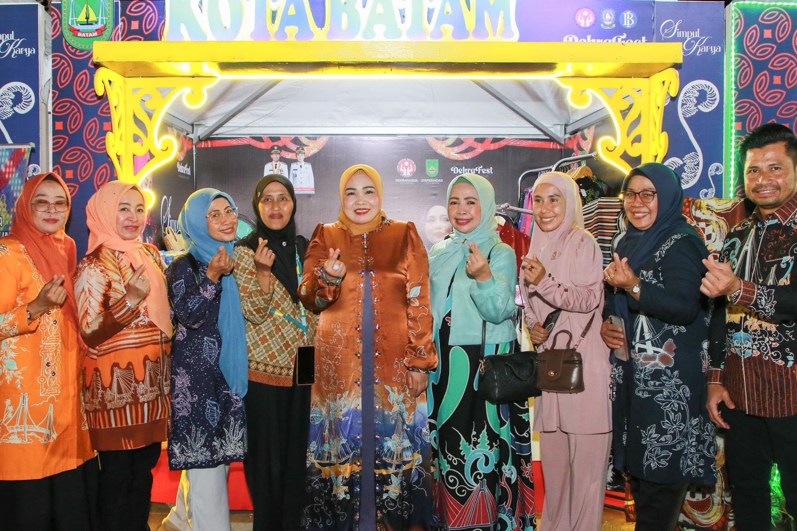 Erlita Amsakar Anggun Kenakan Batik Barelang di Dekrafest Kepri 2025