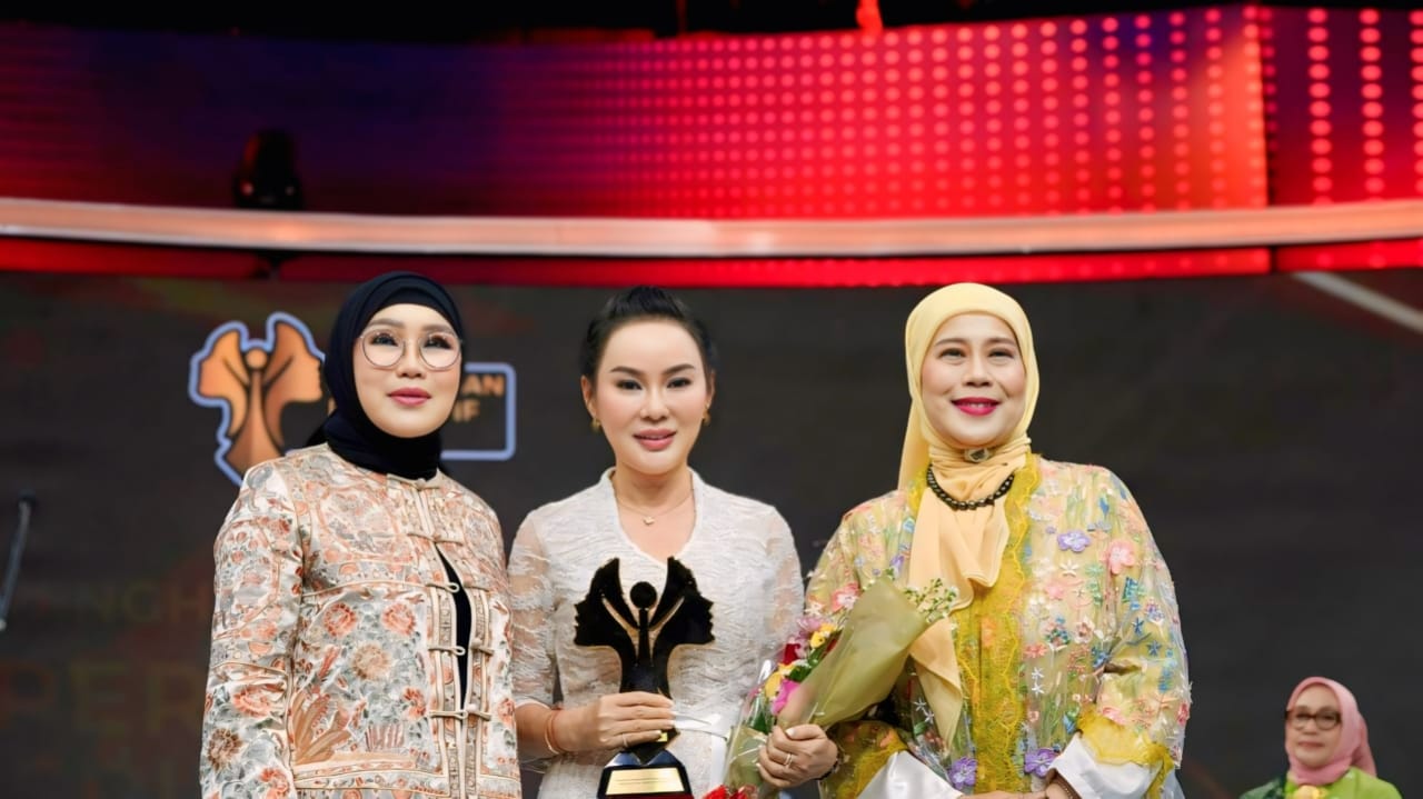 Peringatan Hari Ibu Nasional, Wakil Kepala BP Batam Raih Dua Penghargaan Bergengsi