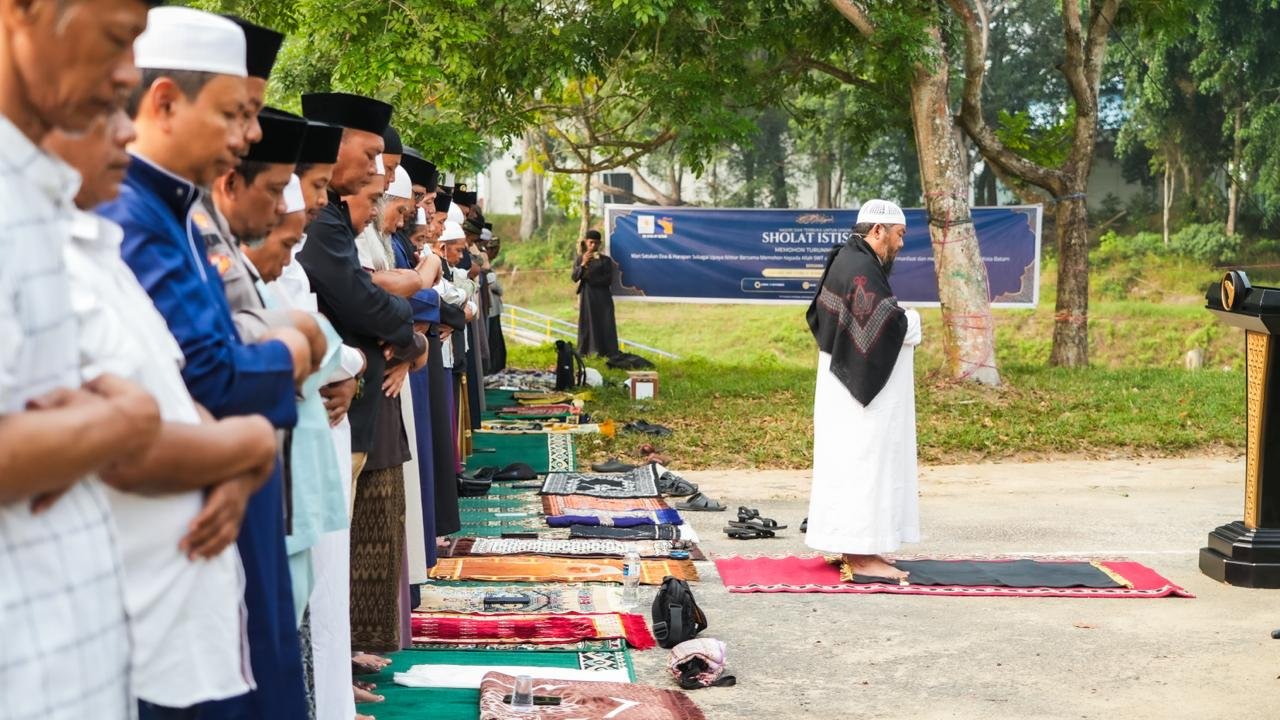 BP Batam Gelar Salat Istisqa Bersama Ratusan Warga di Waduk Nongsa BP Batam Gelar Salat Istisqa Bersama Ratusan Warga di Waduk Nongsa