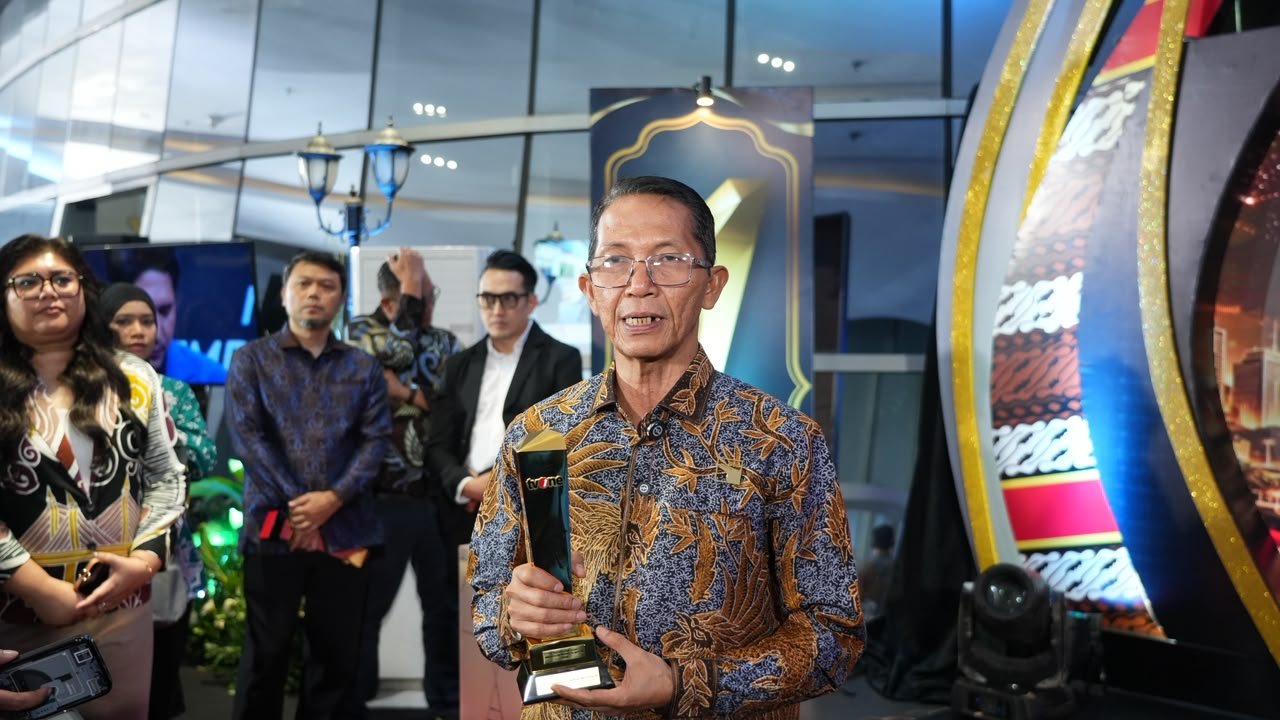Ekonomi Batam Tumbuh 7,28 Persen, Amsakar Achmad Raih Penghargaan dari tvOne Ekonomi Batam Tumbuh 7,28 Persen, Amsakar Achmad Raih Penghargaan dari tvOne